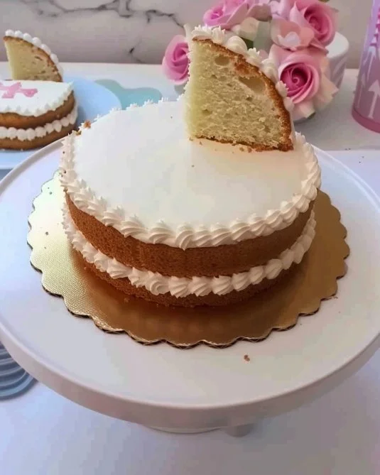 Delicioso pastel de cumpleaños vintage decorado con flores y colores pastel.