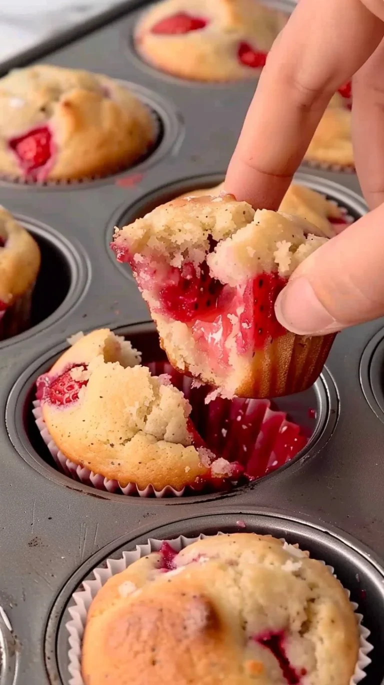 Delicioso pastel de fresa decorado con fresas frescas y crema batida.