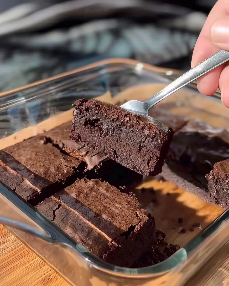 Pastel de Manzana y Cacao recién horneado, decorado con manzanas frescas.