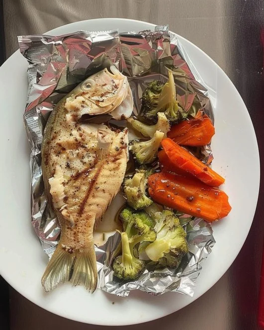 Plato de pescado a la plancha con guarnición fresca