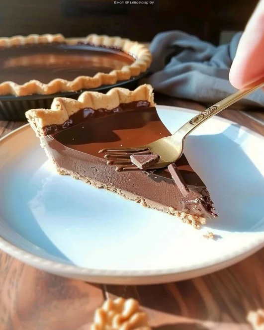 Rebanada de pie de chocolate delicioso en un plato