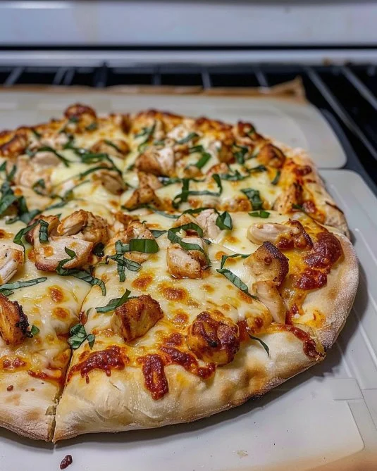 Pizza de Pollo Alfredo Criollo con salsa cremosa y pollo jugoso.