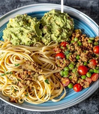 Plato colorido de pasta y guacamole listo para disfrutar