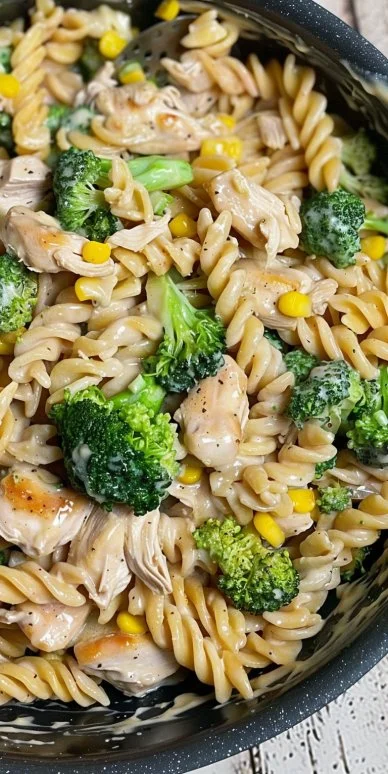 Pollo Cremoso con Brócoli y Pasta en un plato atractivo y sabroso