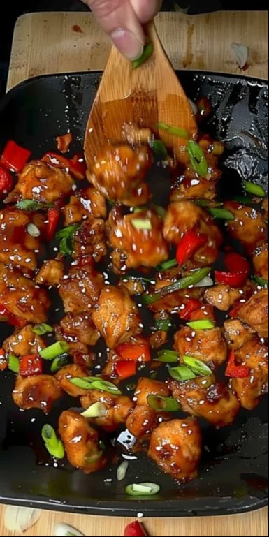 Plato de Pollo Oriental con vegetales y salsas