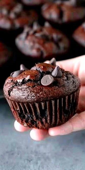 Muffins de doble chocolate con chips recién horneados
