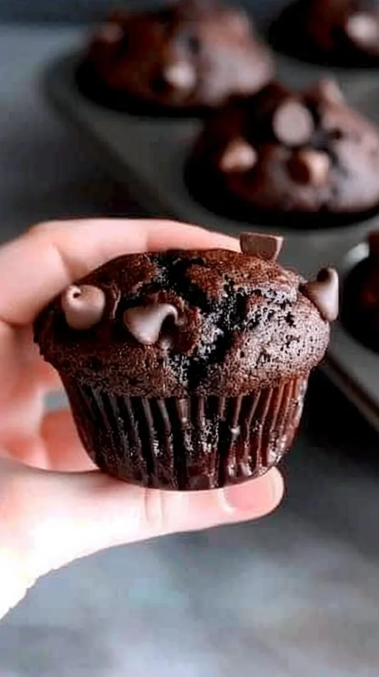 Muffins de doble chocolate con chips, esponjosos y deliciosos