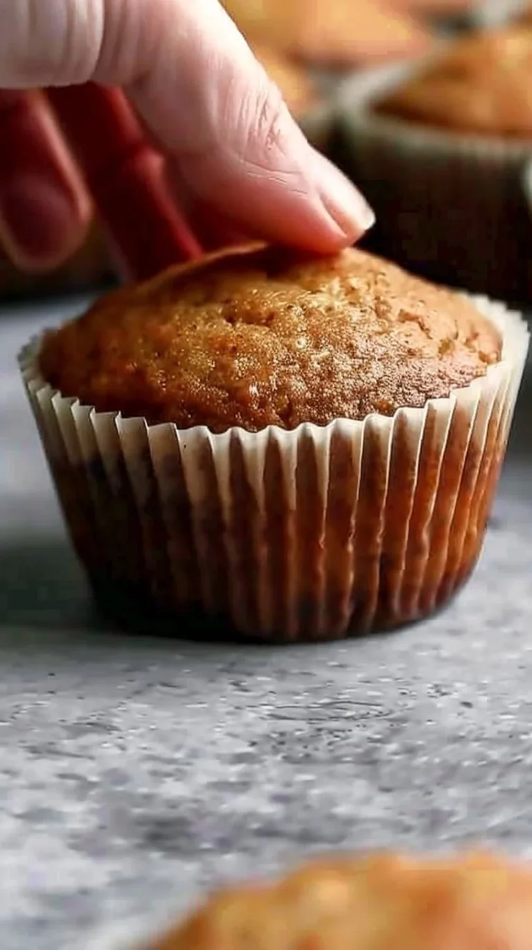 Muffins de zanahoria recién horneados y esponjosos en un plato