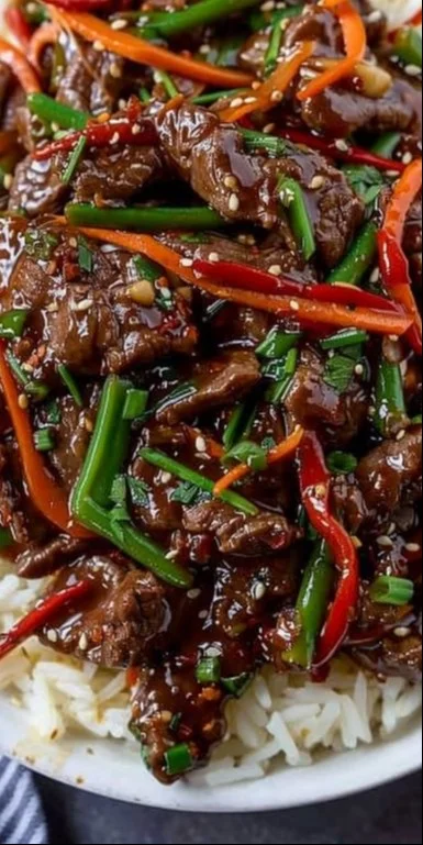 Plato de carne mongola cocinada con verduras y salsa sabrosa