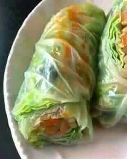 Rollitos de repollo rellenos de verduras frescas y sabrosas