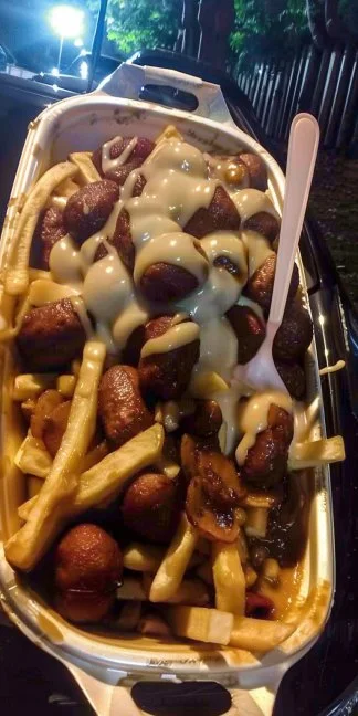 Plato de salchipapa con salchichas y papas fritas, un manjar peruano.