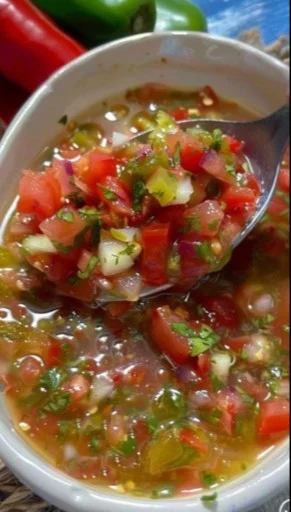 Salsa Criolla fresca y colorida en un plato típico peruano
