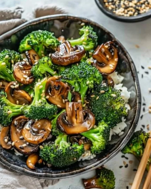Salteado de brócoli y champiñones vegano en un plato colorido