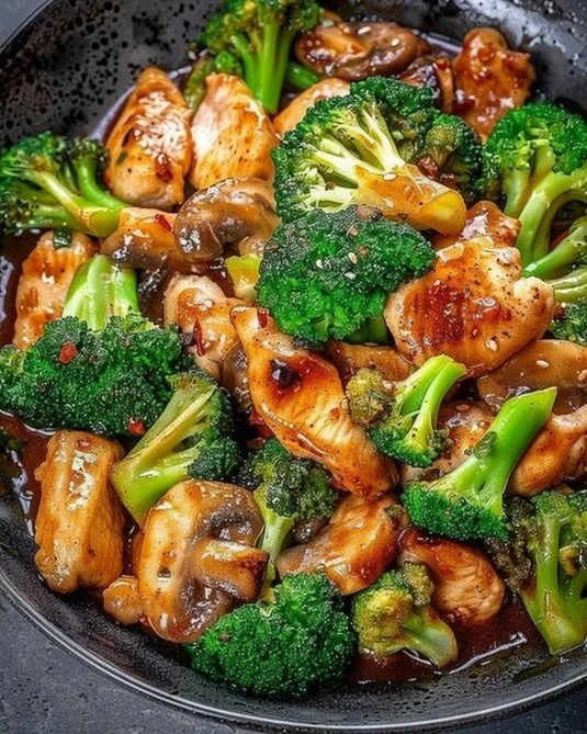 Salteado de pollo saludable con verduras frescas y especias