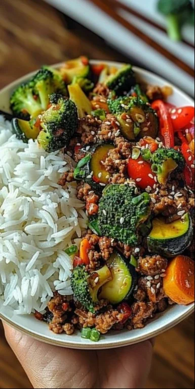 Salteado picante de carne picada con verduras al ajo en un plato colorido