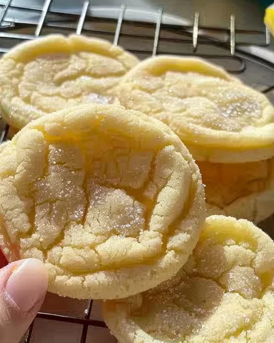 Galletas de limón suaves y masticables sobre una mesa de cocina