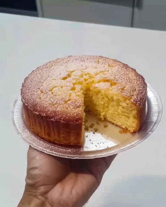 Tarta clásica decorada con frutas y crema, lista para servir