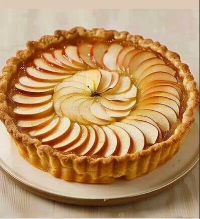 Tarta de manzana recién horneada con manzanas frescas y canela