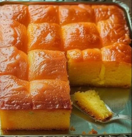 Tarta Dulce decorada con frutas frescas y crema