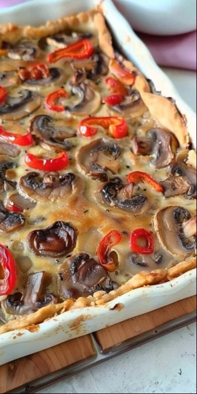 Tarta vegana de champiñones sin gluten servida en un plato.