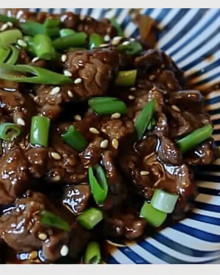 Plato de ternera con salsa de soja y guarnición de verduras