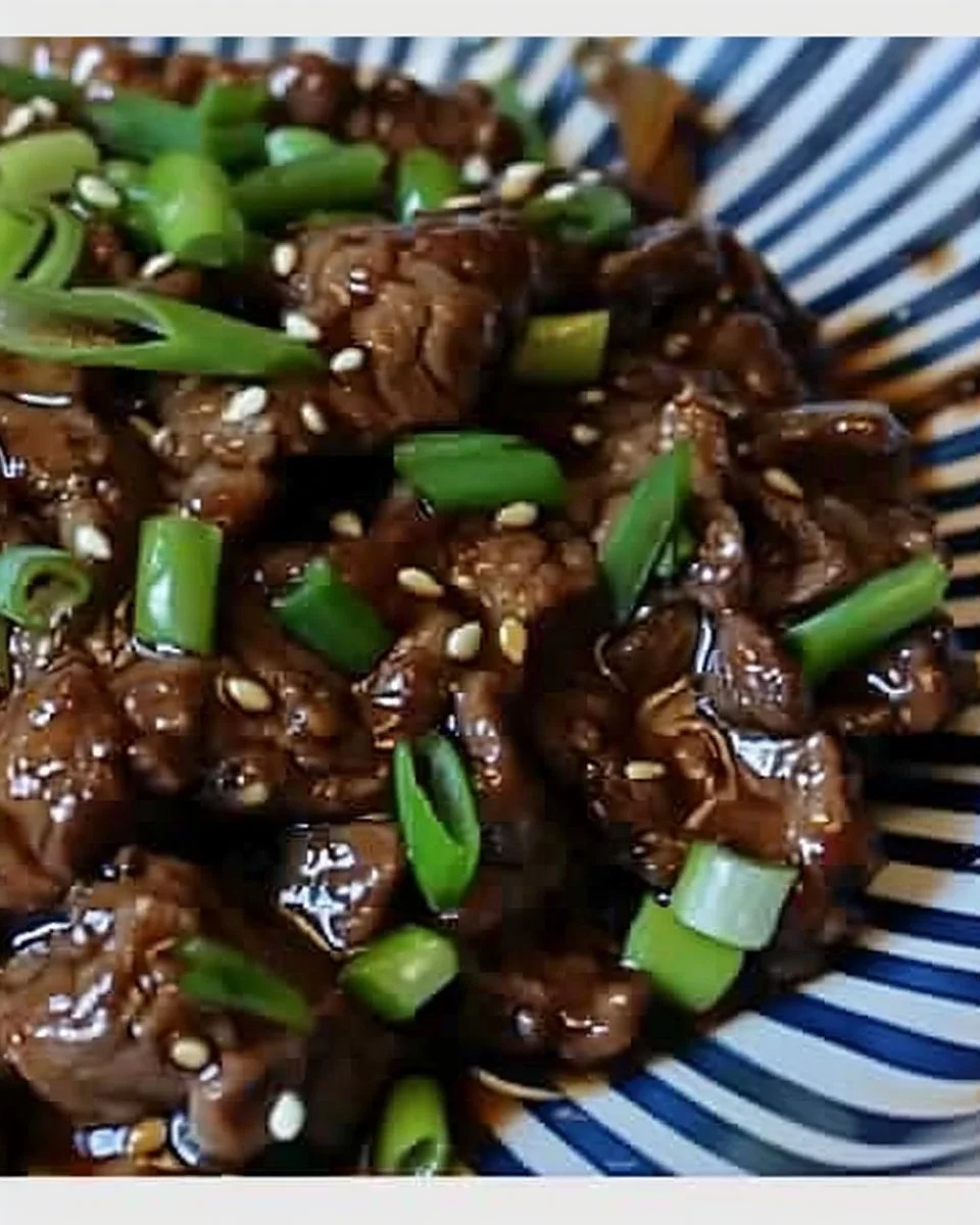 Plato de ternera con salsa de soja y guarnición de verduras