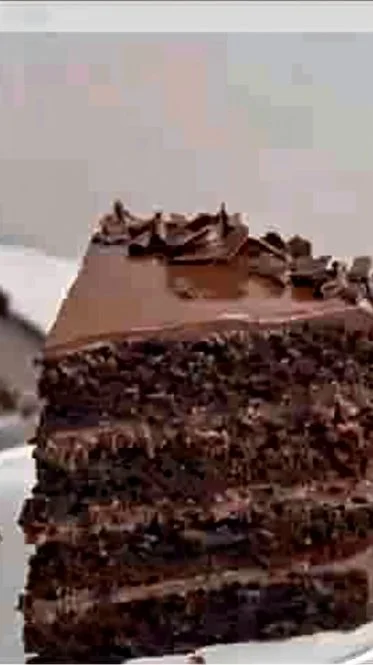 Torta de chocolate al estilo Matilda con cobertura y decoraciones deliciosas