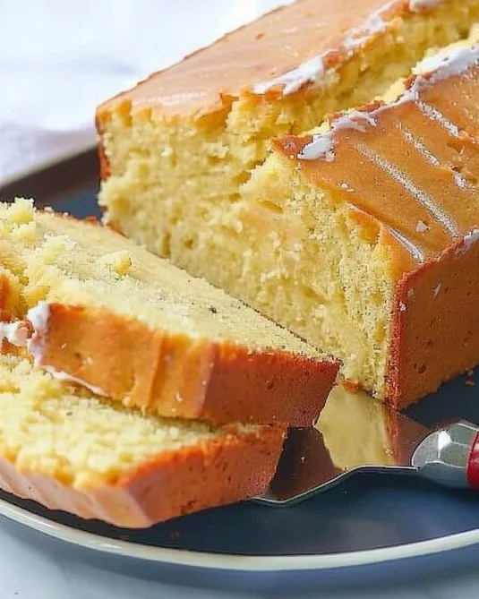 Deliciosa Torta de Yogur decorada con frutas frescas y crema