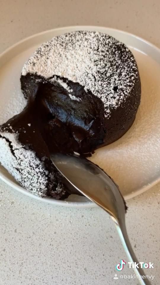 El pastel de lava de chocolate más fácil (¡sin huevo!)