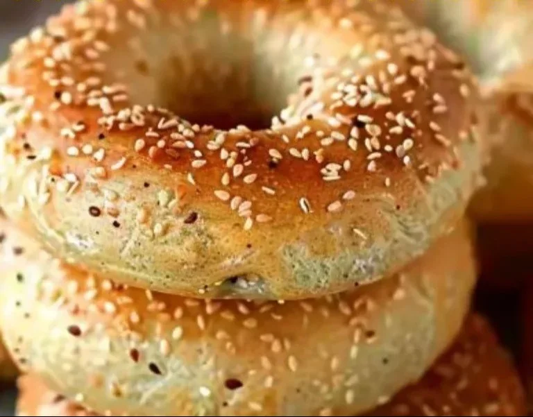 Bagels keto de ajo y harina de coco listos para disfrutar.