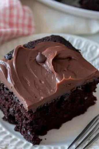 Bizcocho de chocolate sin huevo decorado con chocolate derretido y fresas.