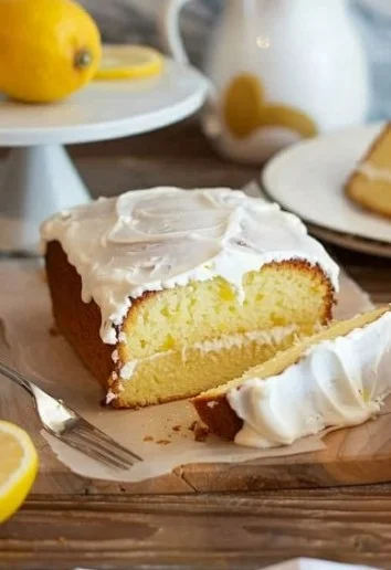 Bizcocho de limón húmedo y esponjoso, ideal para postres y celebraciones.