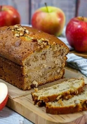 Bizcocho de Manzana y Nueces recién horneado en un plato
