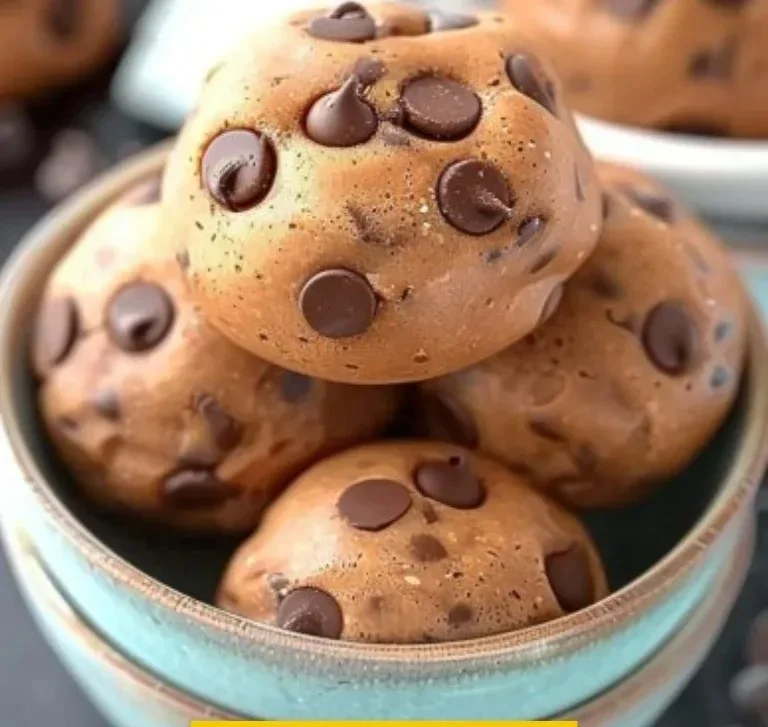 Bolas de grasa de mantequilla de maní y chispas de chocolate sobre una mesa.
