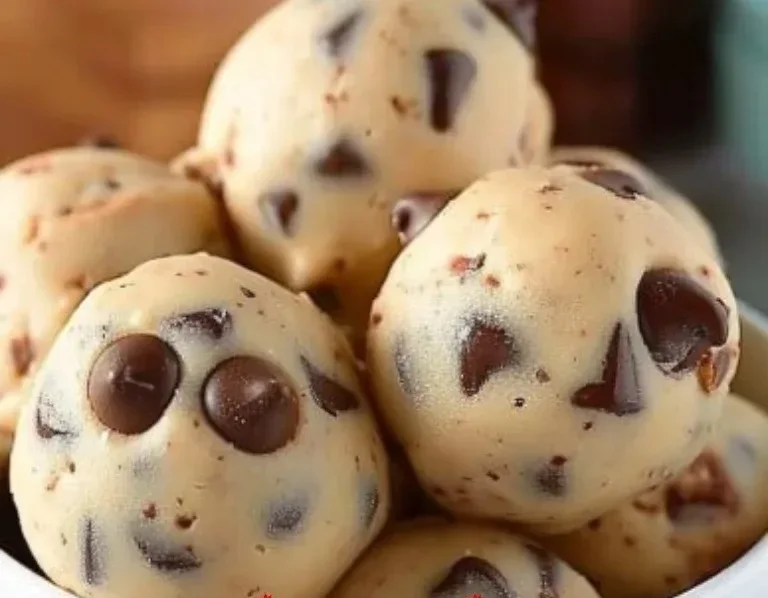 Bolas de masa para galletas saludables sin horno en un plato colorido.