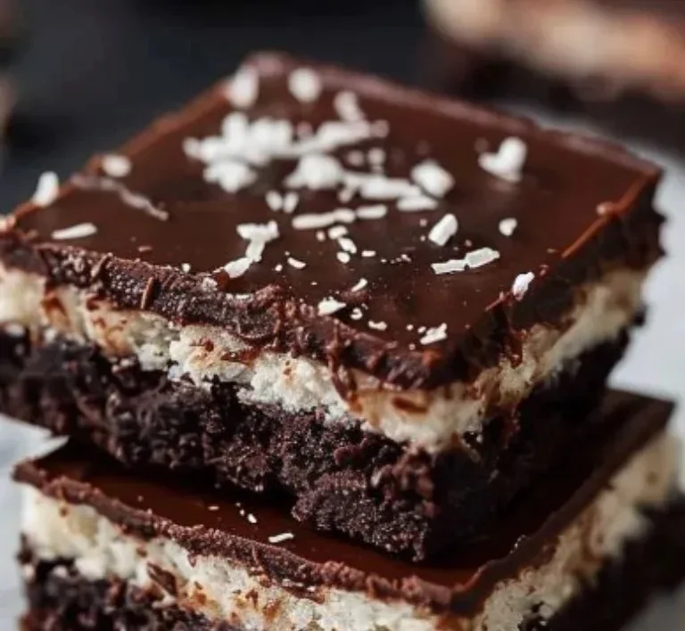 Brownies de chocolate y coco sin hornear en un plato decorativo