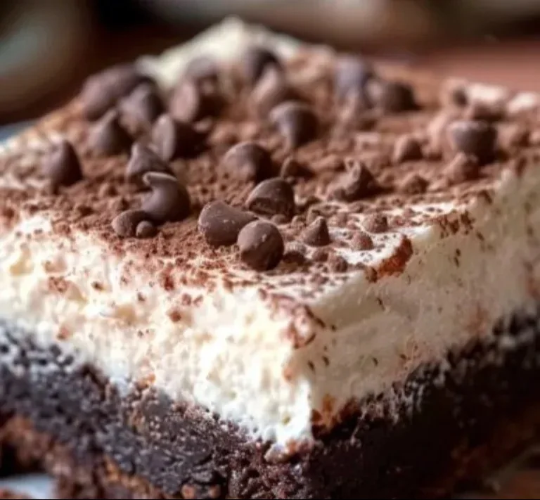 Brownies de queso crema keto, perfectos para una dieta baja en carbohidratos.