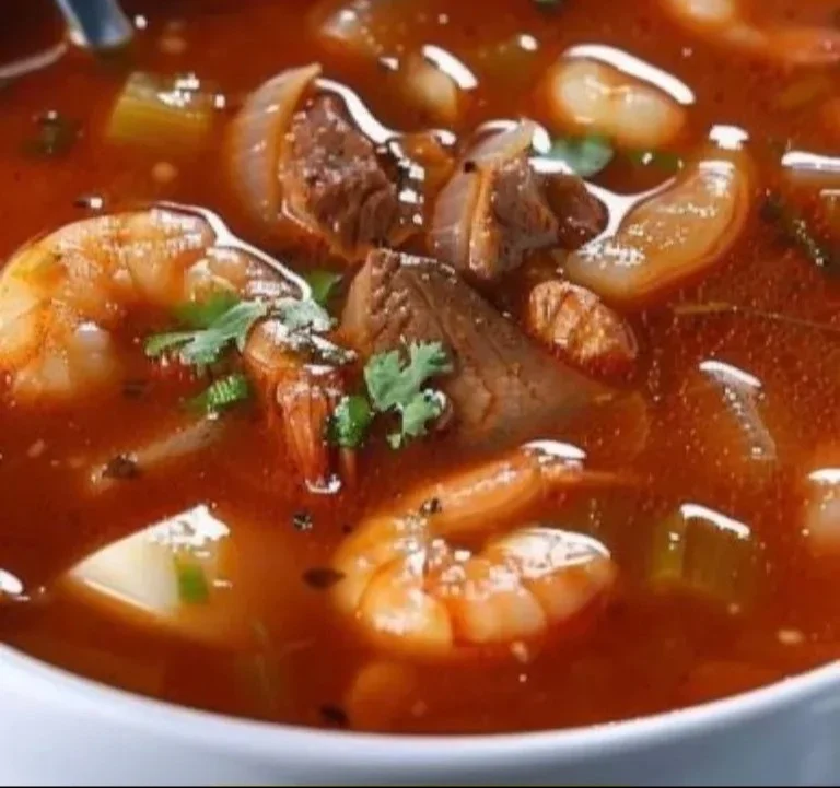 Tazón de delicioso caldo de camarones con ingredientes frescos y especias