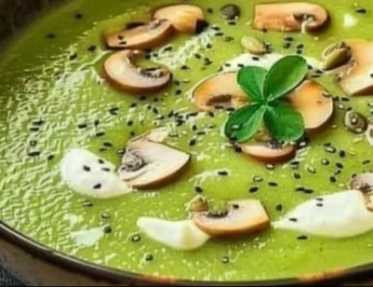 Crema de ejotes servida en un tazón, listo para degustar.