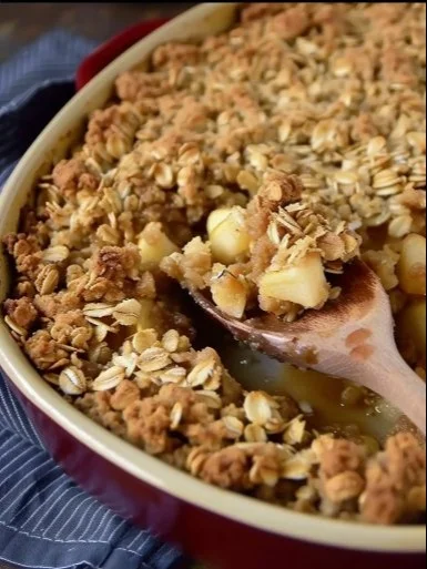 Crumble de Manzana con Avena recién horneado en un plato