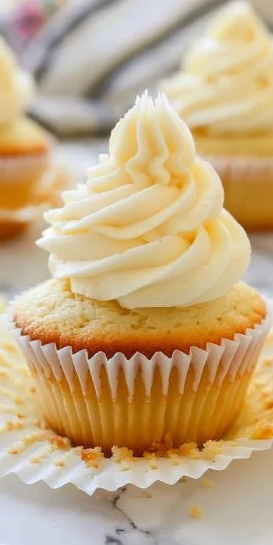 Cupcakes de vainilla esponjosos y decorados con glaseado