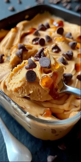 Dulce de leche con crema en un tazón decorado con nueces