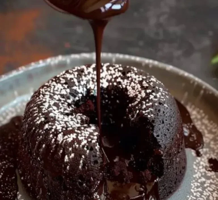 Pastel de lava de chocolate delicioso y fácil de hacer sin huevo