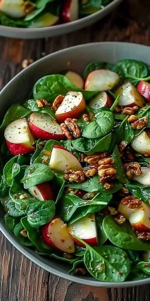 Ensalada de espinacas con manzana, nueces y aderezo ligero