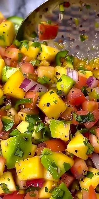 Ensalada de mango fresca y colorida con ingredientes deliciosos