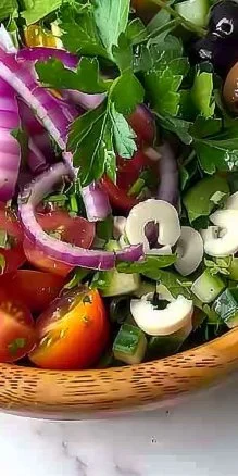 Plato de ensalada mediterránea con ingredientes frescos y coloridos