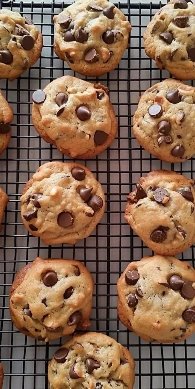 Galletas de chocolate con chispas y nueces recién horneadas