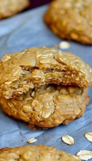 Galletas de avena recién horneadas sobre una superficie de madera.