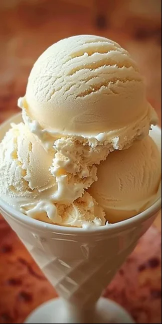 Helado cremoso de vainilla y leche condensada servido en un tazón.