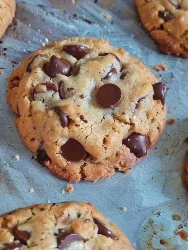 Plato de galletas con chispas de chocolate recién horneadas